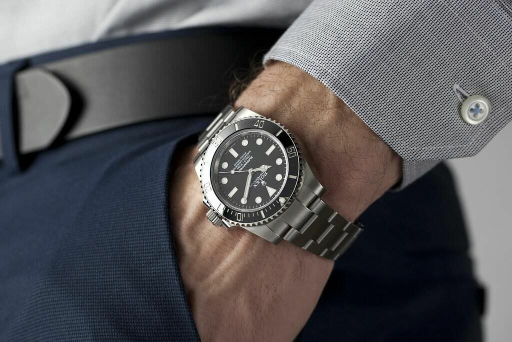 How to Set the Time and Date on a Rolex Submariner